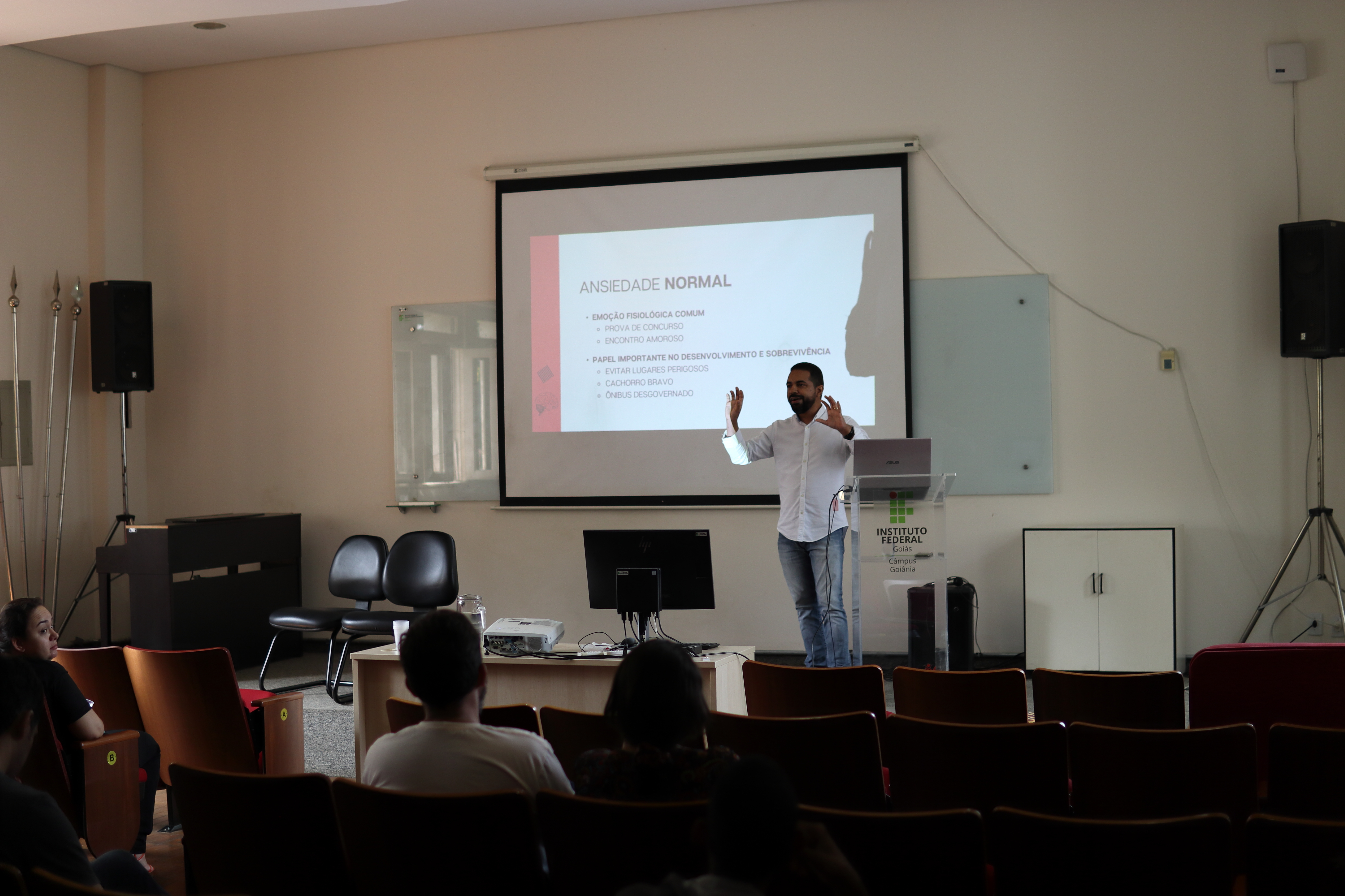 Servidor Wanderson Leite durante palestra que abordou como reconhecer e lidar com a ansiedade